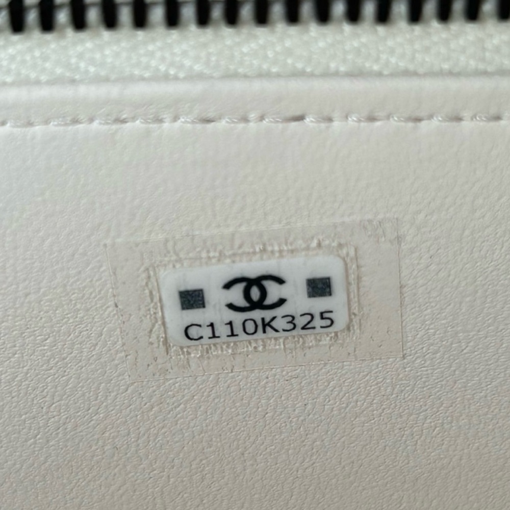 RARE❤️‍🔥NEW🖤🤍 CHANEL Trendy CC
Lambskin Quilted Mini Top Handle Vanity Bag - Picture 10 of 14